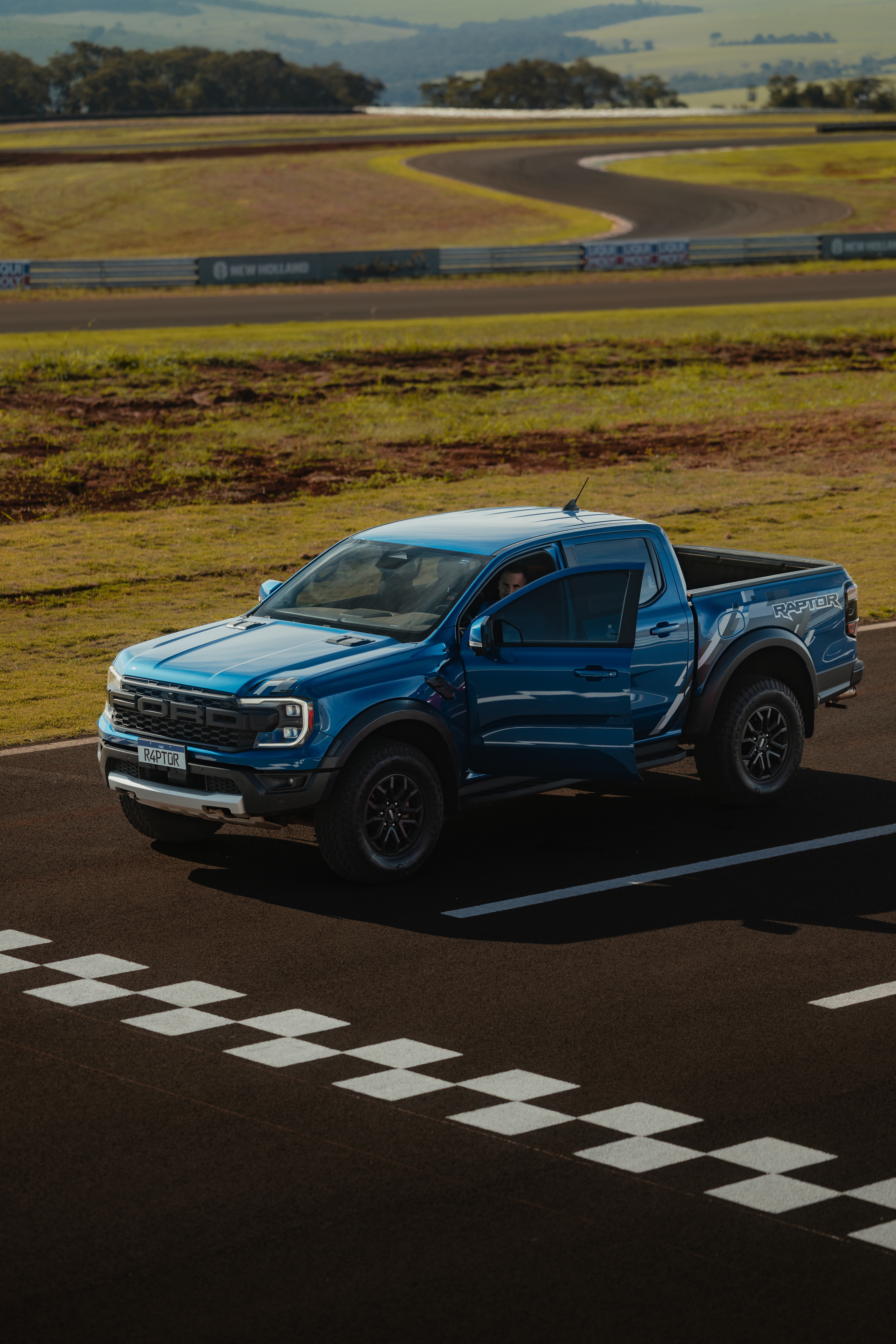 Ford Ranger Raptor azul na pista